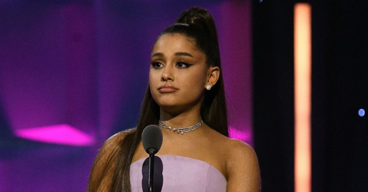 En eller anden idiot kastede en citron på Ariana Grande under hendes Coachella-optræden