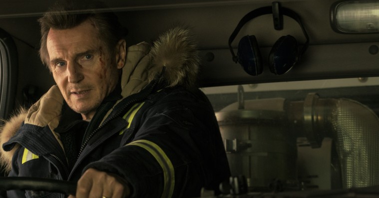 ‘Cold Pursuit’: Liam Neeson smider den gravalvorlige maske – og det klæder ham