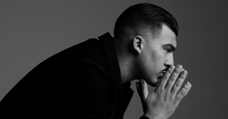 Fouli danser med hofter og pistoler på kort og effektiv debut-ep