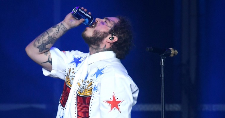 Se Post Malone bunde en øl ud af en stinkende sneaker
