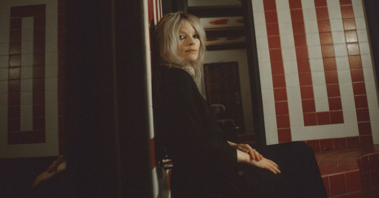 Jessica Pratt finder sin stemme i et kraftfelt af intuitive melodier på ’Quiet Signs’