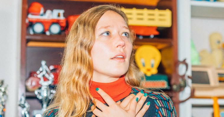 Julia Jacklins originalitet og personlighed skinner hovedsageligt igennem i teksterne