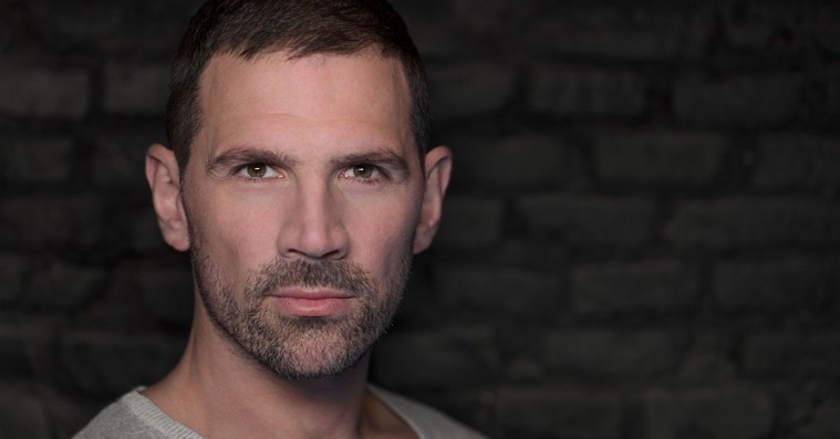 Kenneth M. Christensen hovedrolledebuterer i ny krimisatsning: »Det menneskelige sind er sgu lidt fucked up«