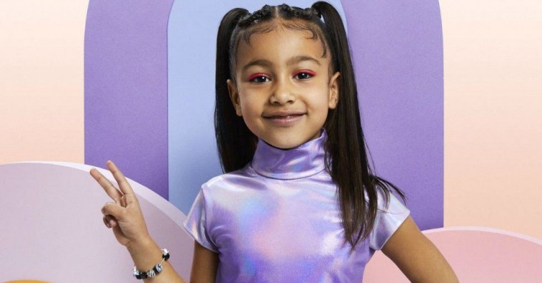 North West får sin første magasinforside – i Saks Potts og stylet af sin mor Kim Kardashian