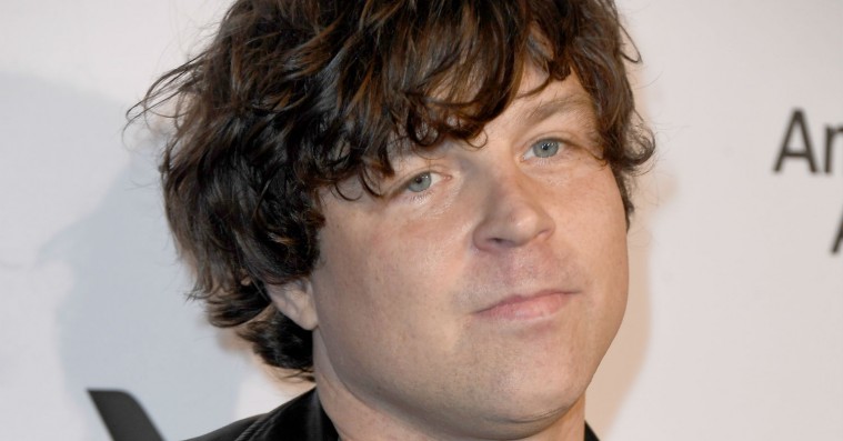 Ryan Adams anklaget for krænkende adfærd af ekskonen Mandy Moore, Phoebe Bridgers, mindreårig fan