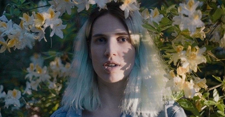 Sir Babygirl kombinerer Green Day-rock, tyggegummipop og lejrbålsguitar – gerne på én gang