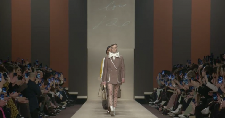 Fendi sendte en enkel hilsen på catwalken til sin afdøde designer igennem fem årtier Karl Lagerfeld