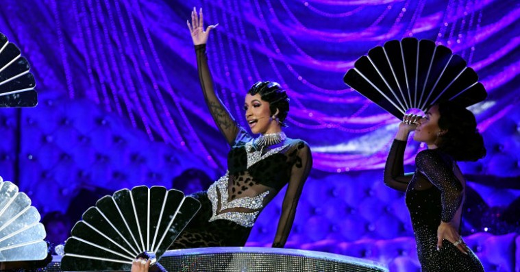 Cardi B spillede ‘Money’ med 20 dansere og pianist – se hendes Grammy-optræden
