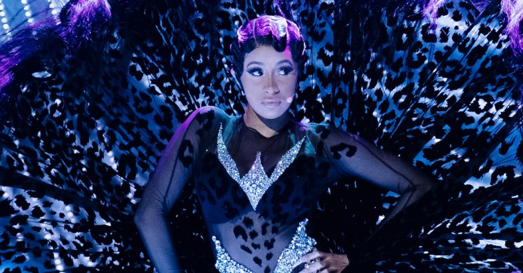 Kom med bag Cardi B’s vilde Mugler-looks til Grammy: »Kappen kan tages af som et vådt kondom«