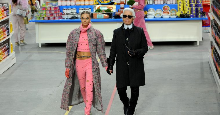 Midt i sorg og hyldest minder flere om Karl Lagerfelds racistiske og fatshamende udtalelser