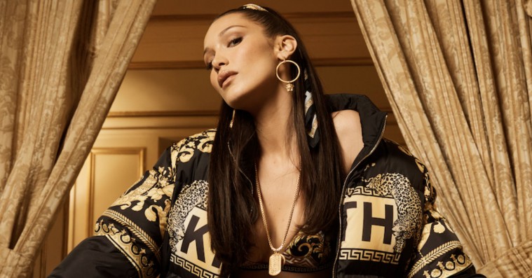 Vi har ikke råd, men Bella Hadid giver os lyst til at købe alt fra Kith x Versace-kollektionen