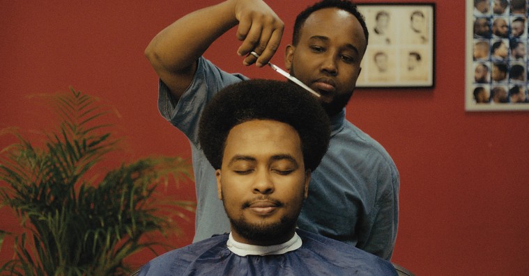 ’Q’s Barbershop’: Ny dansk film om Vollsmoses hoffrisør og hans kunder er en fornøjelse