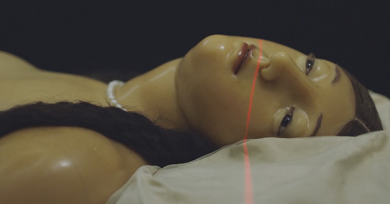 Jeppe Rønde søger svar hos robot i ny film: »Så siger hun gudhjælpemig, at hun har en søster, der er død«