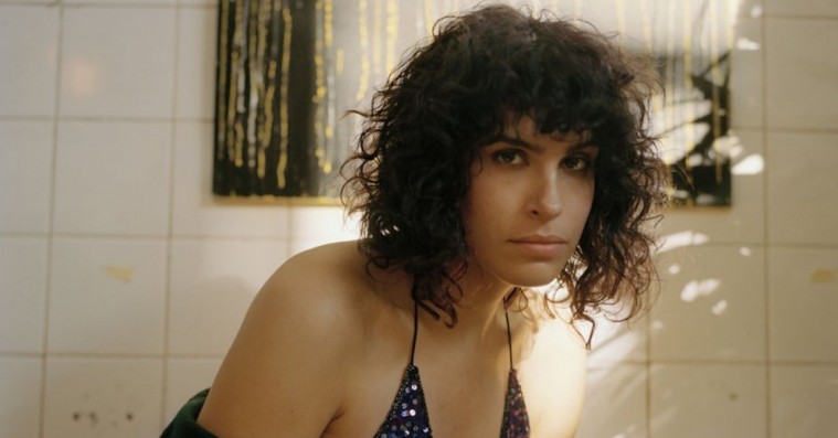 Fem af årets bedste komedieserier er landet – så hvorfor hulen kan vi ikke se dem herhjemme?