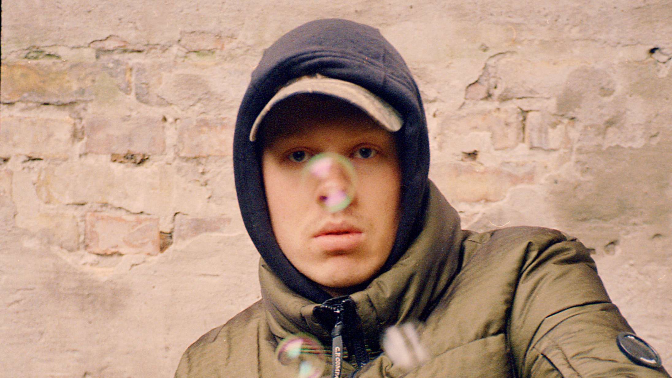 Emil Kruse går Kanye – laver merchandise til seneste single