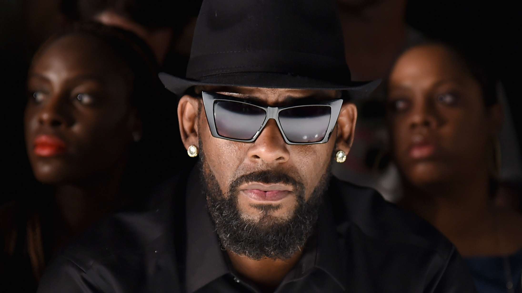 Hun forsvarede R. Kelly i omdiskuteret interview, men har siden vidnet mod ham: »Han trænede os hver dag«