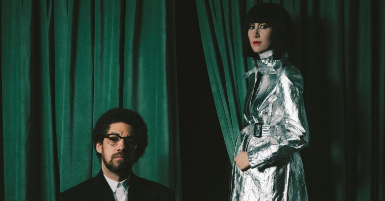 Karen O og Danger Mouse skaber cinematisk og sublimt lidenskabelig soulpop