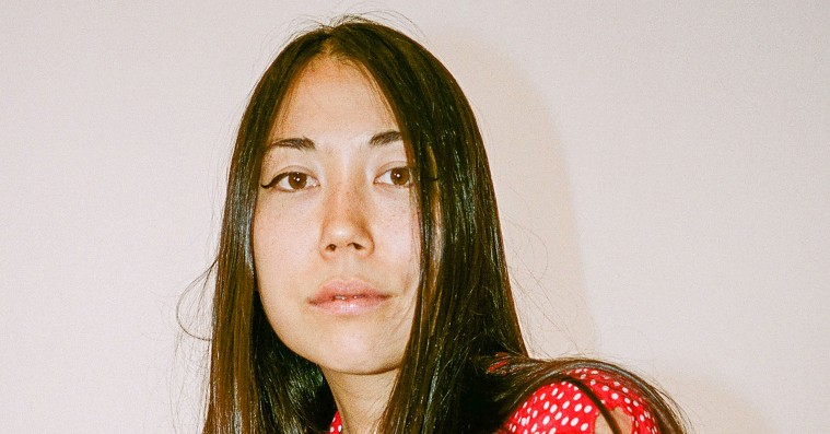 Sasamis sørgmodige rockdebut tilbyder trøst i mørket