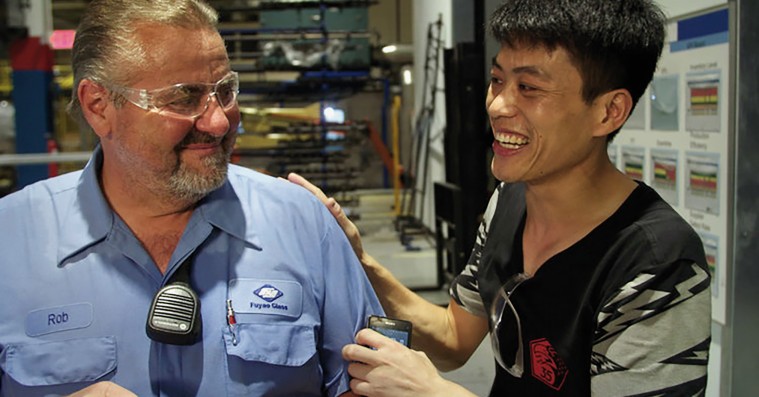 ’American Factory’: Kinesiske og amerikanske fabriksarbejdere mødes i et komisk kultursammenstød af dimensioner