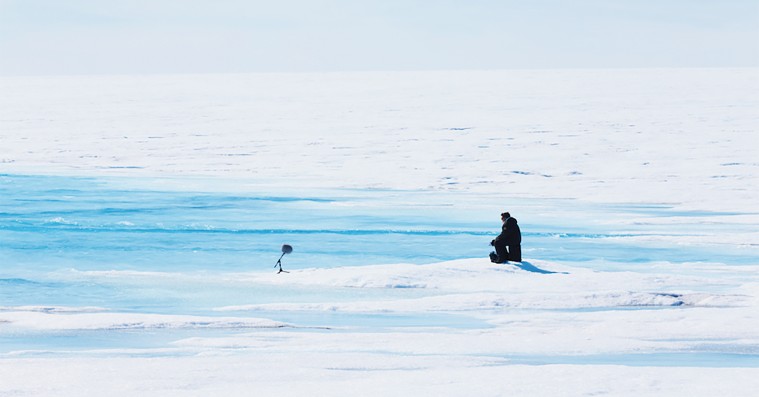 ’Aquarela’: Pludselig forsvinder en bil ned gennem isen – og kameraet fanger det