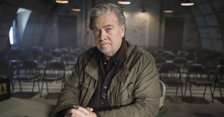 ‘American Dharma’: Hvem har bukserne på i mesterinstruktørs Steve Bannon-dokumentar?