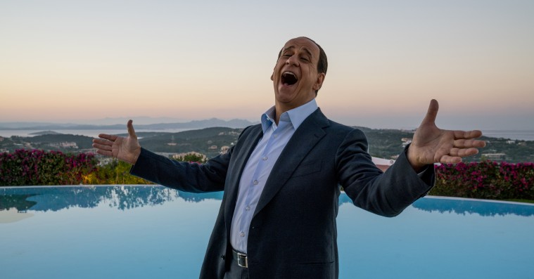 ’Silvio og de andre’: Oscar-vinders storslåede film viser Berlusconi som Italiens bedste sælger