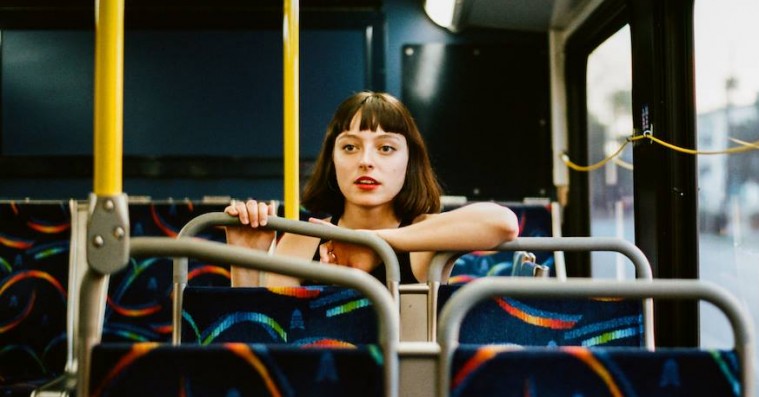 Stella Donnelly håndterer sin vrede med humor og melodisk sødme