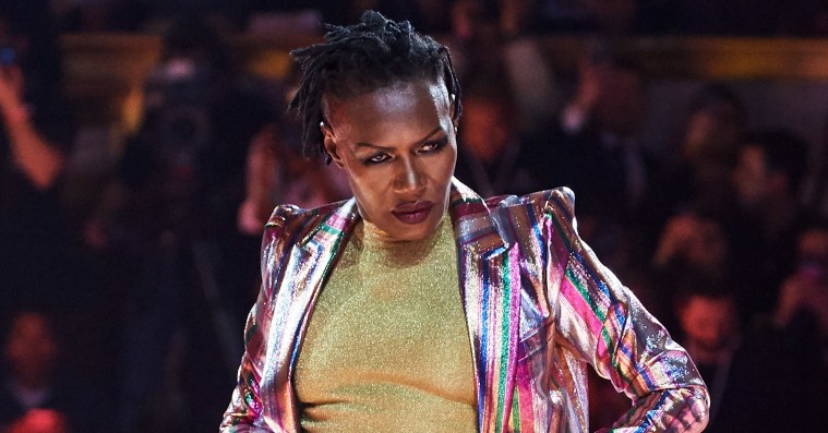 Grace Jones skabte en fest på catwalken til Tommy Hilfiger-show i Paris