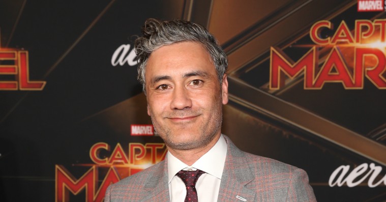 Taika Waititi på tale til at skrive og instruere Hollywood-satireserie med Jude Law i hovedrollen