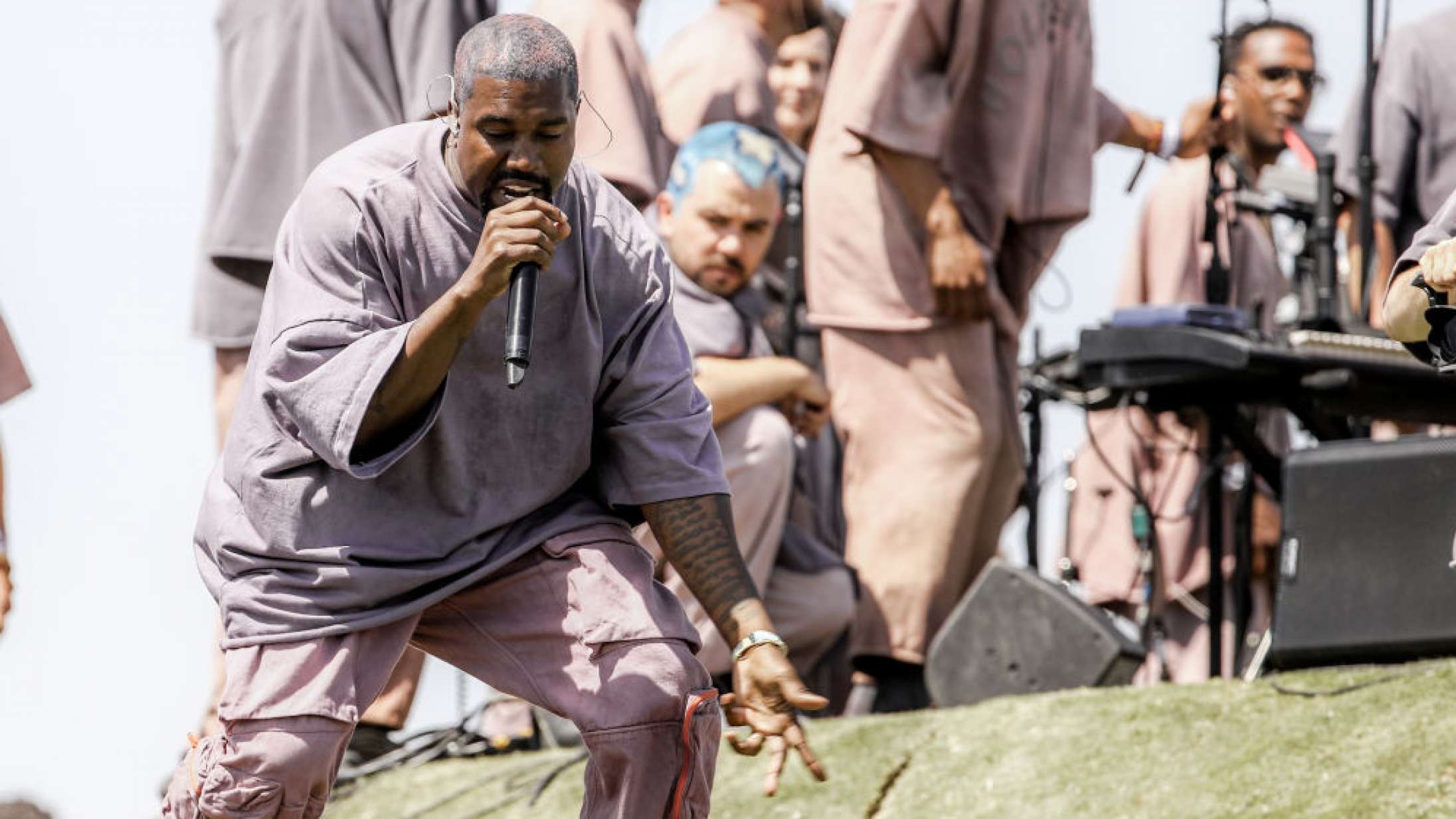 Se Kanye West og Chance the Rapper dedikere ekstraordinær Sunday Service til Kobe Bryant