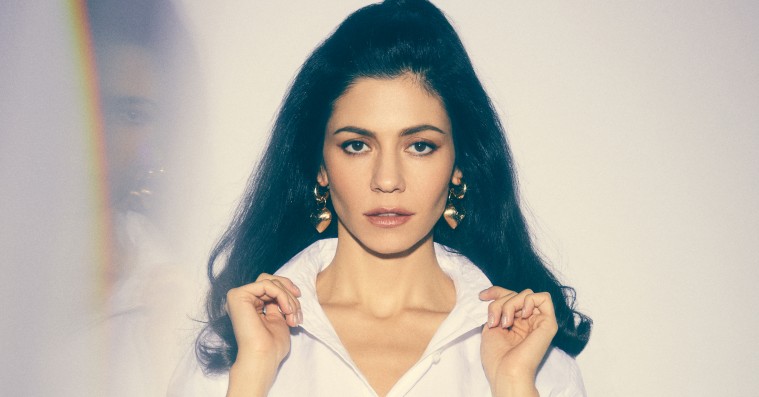 Marinas popmusik gør dig klogere på, hvad det vil sige at være menneske