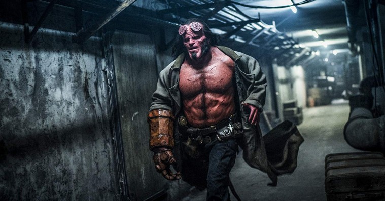 ‘Hellboy’: Den får fuld smadder i makabert reboot af djævleynglen med de nedfilede horn