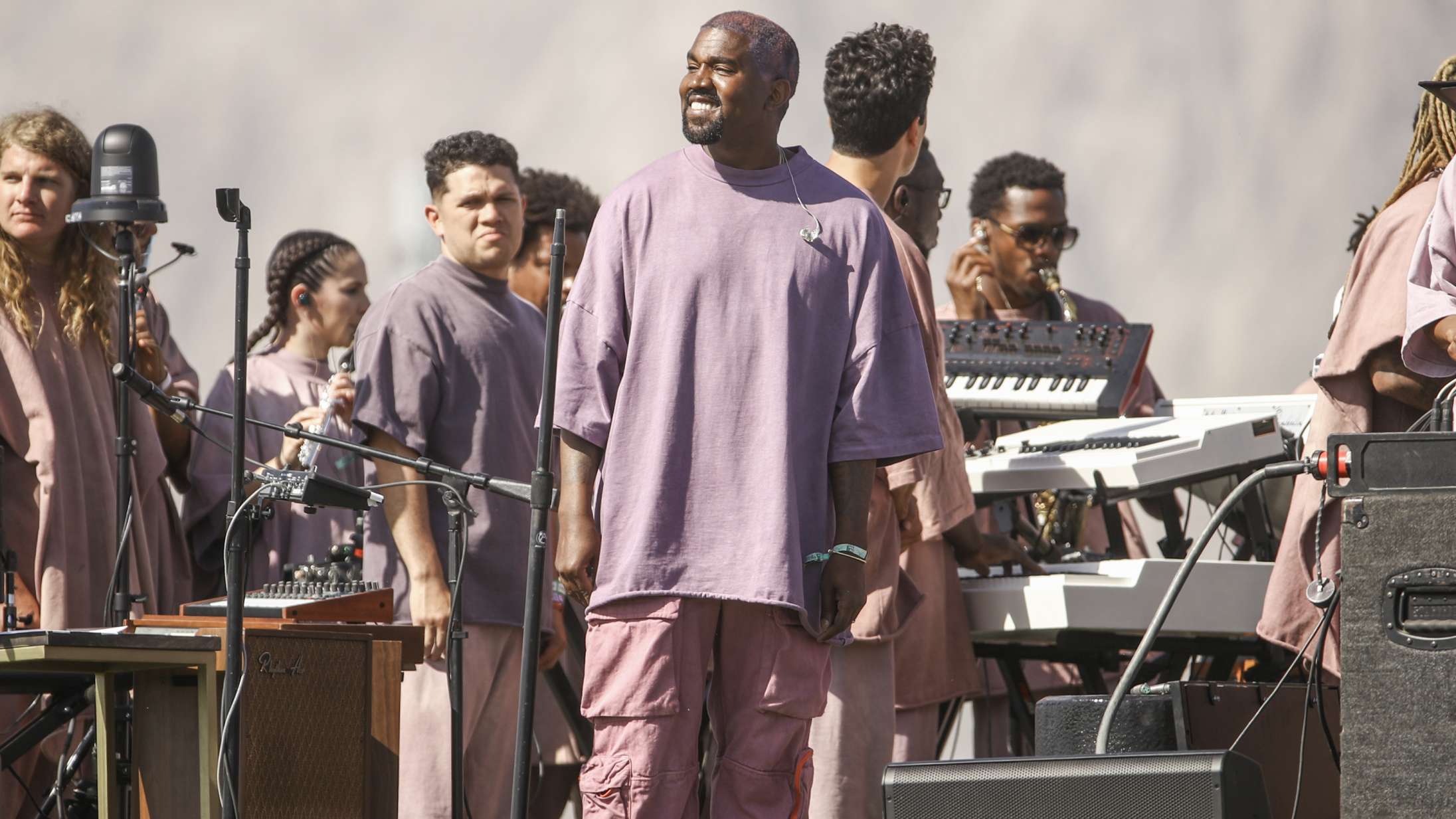 Yeezy-looket kommer til sin ret i Kanye Wests Sunday Service – men hans merchandise virker malplaceret