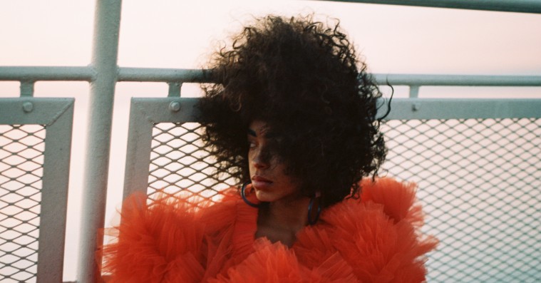 Kelsey Lu krydser problemfrit et utal af genrer på debutalbummet ’Blood’