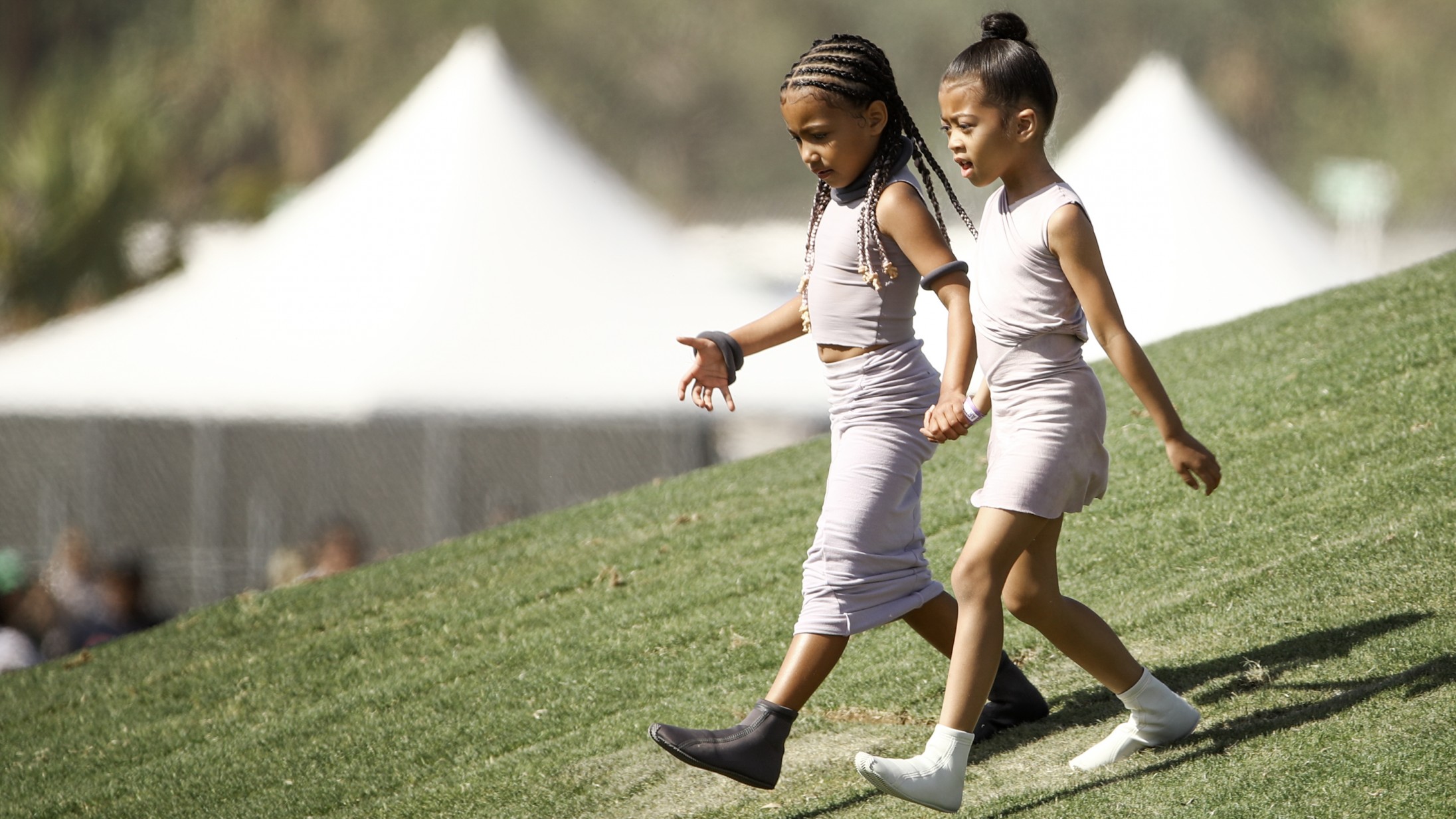 Det startede med Kanyes syrede sko, men nu ligner det en decideret sneaker-tendens