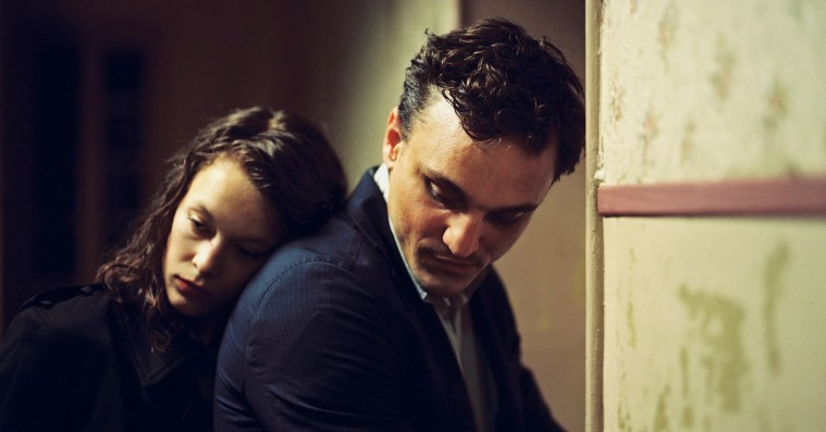 ’Transit’: Atypisk Anden Verdenskrig-film lægger fængslende fælder for sit publikum