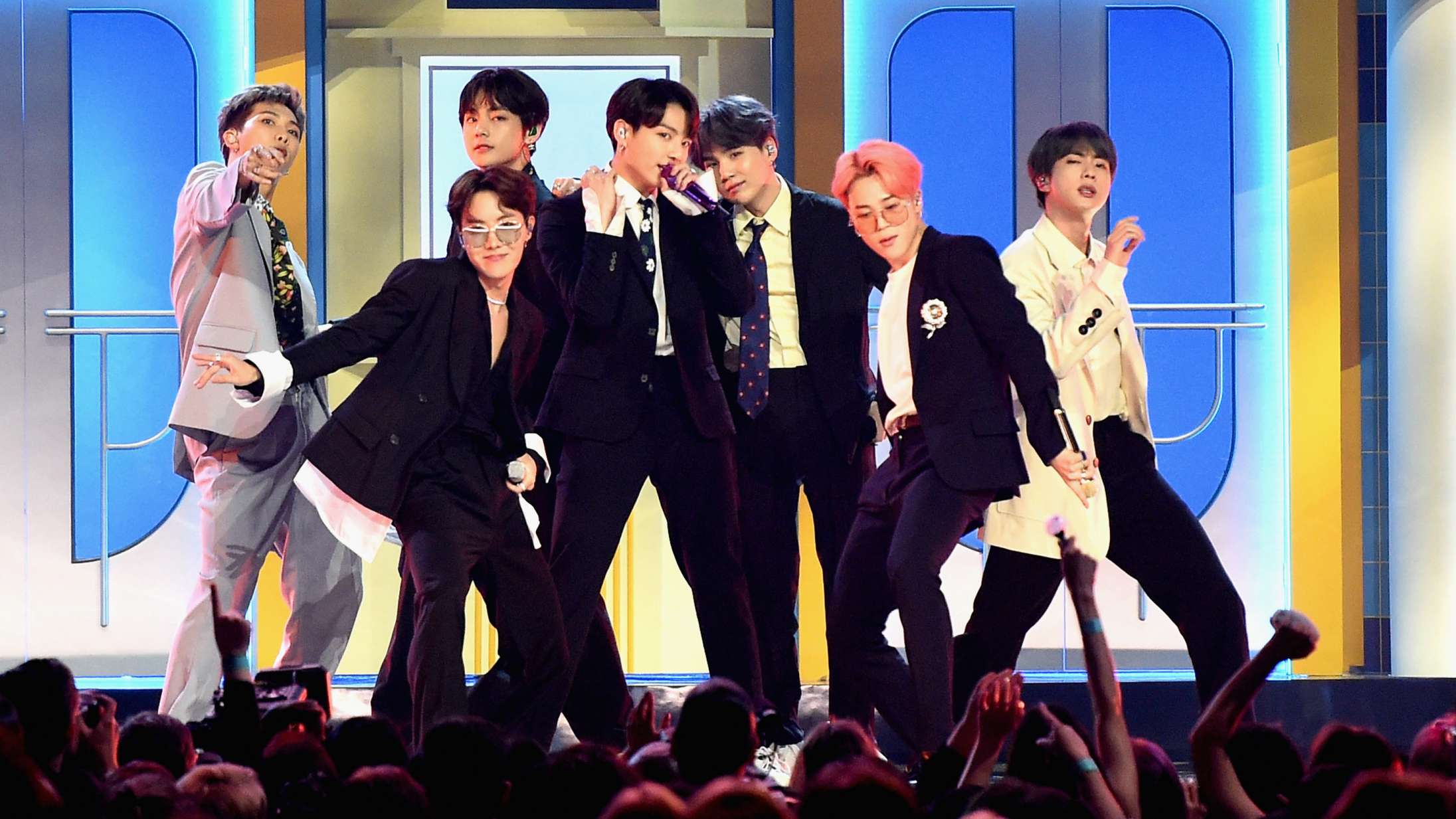 Se BTS optræde med storhittet ‘Dynamite’ til Tiny Desk-koncert