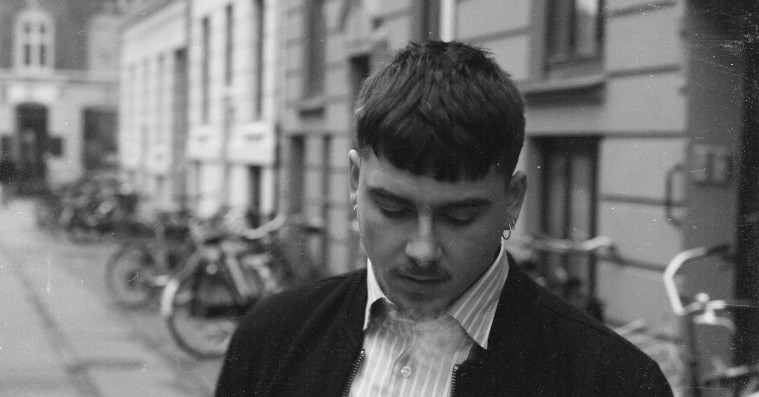 Premiere: Danni Toma vender tilbage med melankolsk popsang – hør den nye ‘Ensom’