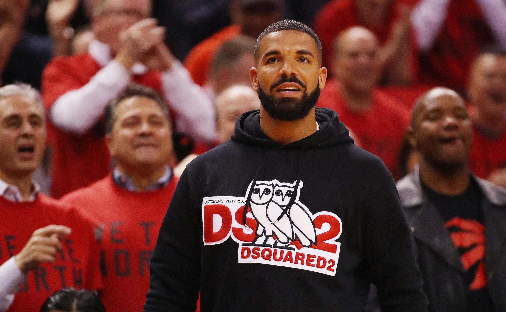 Drake får specialdesignet jakke af Toronto Raptors til en værdi af fem millioner kroner