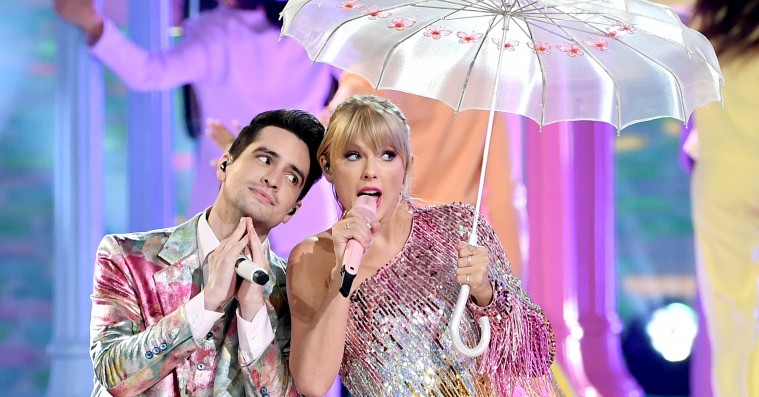 Taylor Swifts første optræden med ‘Me!’ var en pastel-eksplosion med marching band og svævende paraplyer