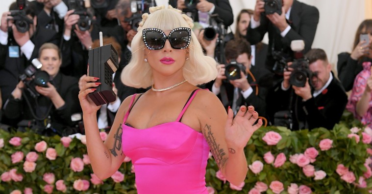 Lady Gaga ankom først til Met Gala og satte barren højt – lavede regulær striptease op ad trapperne