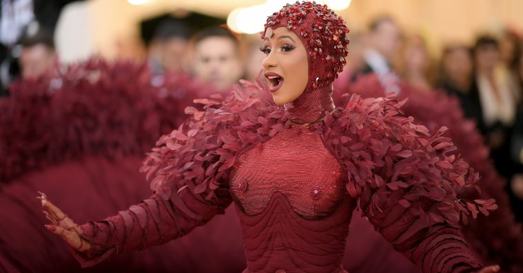 Roskilde-aktuelle Cardi B aflyser en række shows for at komme sig efter plastikoperationer