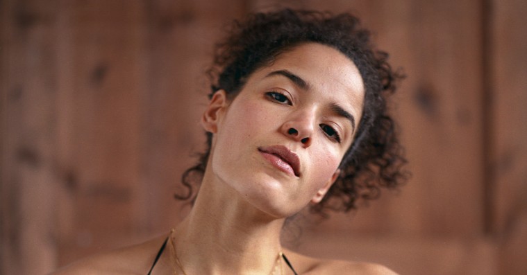 Med debutalbummet ‘Faith’ er det tydeligt, at Anya gerne vil være popstjerne