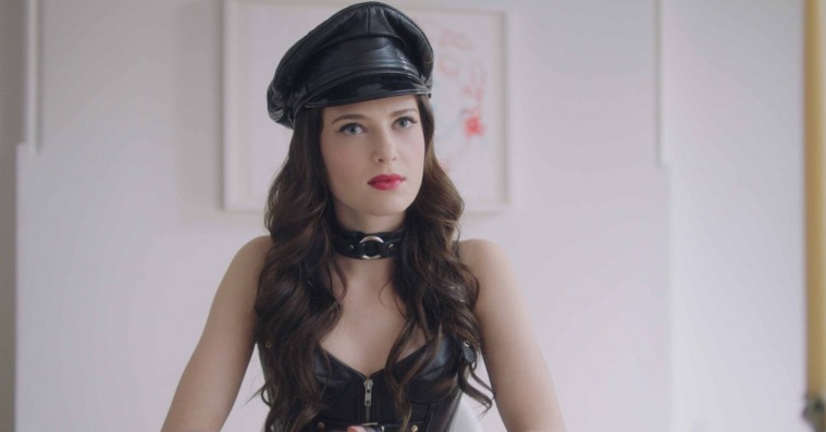 ’Bonding’: Ny Netflix-serie om sexleg i lak og læder er oplagt morgenmadsselskab