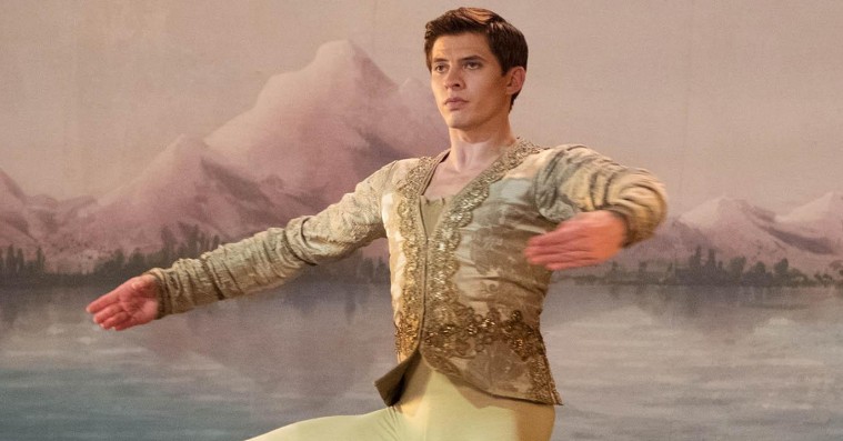 ‘The White Crow’: Ralph Fiennes viser snert af det mesterlige som instruktør på ballet-biopic