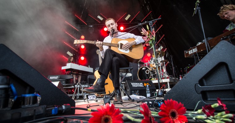 Hjalte Ross skruede op for sine folksanges indbyggede dramatik på Roskilde Festival