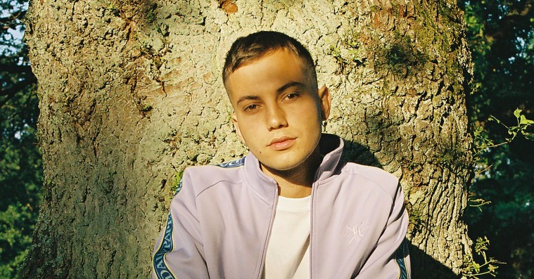 Elias Boussnina er druknedøden nær i musikvideo til den nye sang ‘Closer’