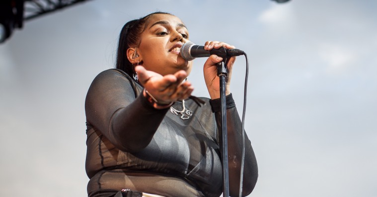 Man blev blød i knæene og våd i øjenkrogen af Lil Halimas koncert på Roskilde Festival