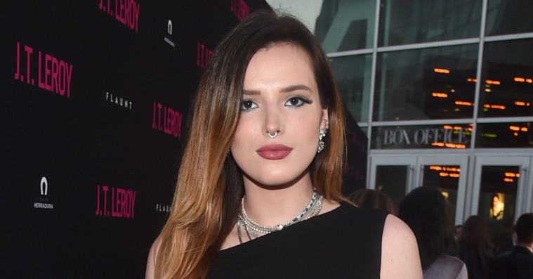 Bella Thorne poster selv nøgenbilleder efter at være blevet truet af en hacker