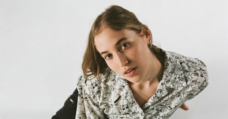 Hatchie er en mester i drømmende sommerstemning på debutalbummet ‘Keepsake’